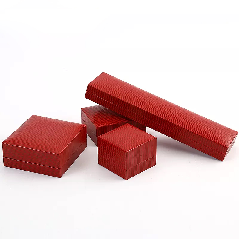 קופסת תכשיטי נייר אדומה בקורטיקל