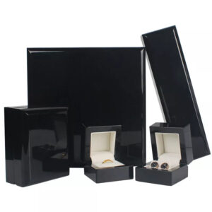 Boîte à bijoux en bois noir