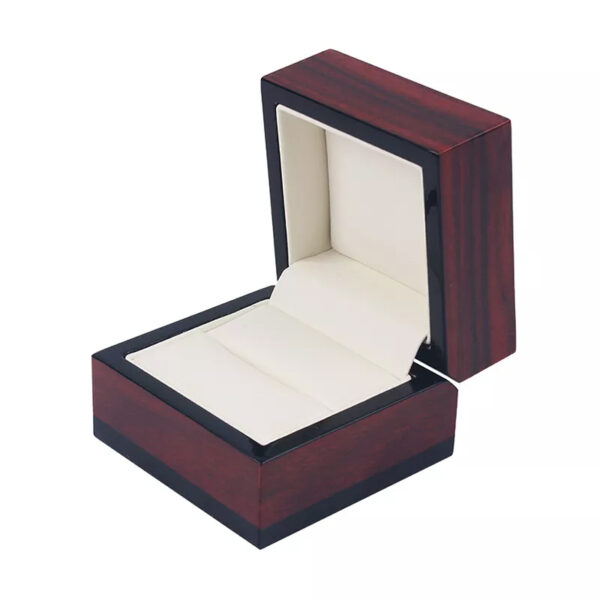 صندوق مجوهرات من الخشب المطلي بالورنيش