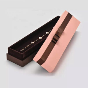 Porta-joias de papel rosa com inserção de veludo
