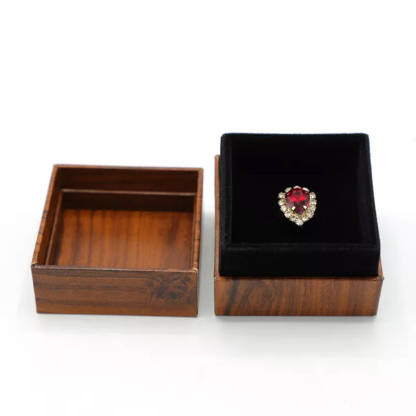 木製の宝石箱